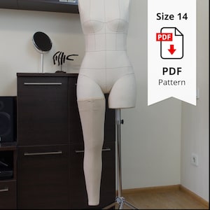 Può includere: Una copertura in tessuto beige per gamba su un manichino da sartoria. Il manichino è montato su un supporto in metallo. Un banner verticale bianco sulla destra mostra il testo Size 14, un'icona PDF rossa con freccia e PDF Pattern.