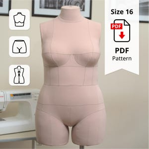Op de afbeelding: Een beige paspop met een maat 16 label en een PDF patroon icoon. De pop is gemarkeerd met stiklijnen, wat duidt op een naaipatroon. De pop is ontworpen om een vrouwenlichaam weer te geven.