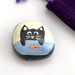 Animali di roccia di gatto - Sassi dipinti divertenti - Animali di roccia dipinti a mano - Rocce dipinte colorate - Gatto con pesce - Rocce di gatto dipinte