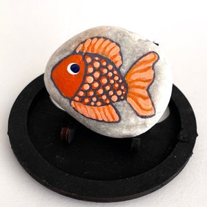 Animali di roccia GoldFish - Rocce dipinte a mano Ocean Marine - Arredamento a tema mare - Animali di roccia dipinti - Roccia dipinta a mano - Rocce punteggiate