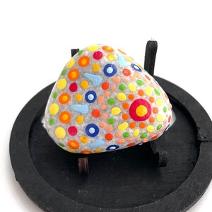 Mandala Kunststein - Handbemalte Steinkunst - Mandala-Punktmalerei - Regenbogen-Punkt Mandala-Rock - Bemalte Steine