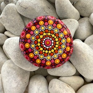 Mandala Kunststein - Handbemalter Stein - Mandala Punktmalerei - Punkt Mandala Rock - Boho Geschenke für Frauen - Felsmalerei Wohnkultur