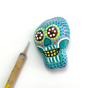 Sugar Skull Rock Art - geschilderde rotskunst - handgeschilderde steenkunst - dag van de dode gift - handgeschilderd decor - Turquoise schedel decor