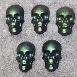 1 inch Metallisch Grün Gold Harz Schädel Cabochon Set von 5