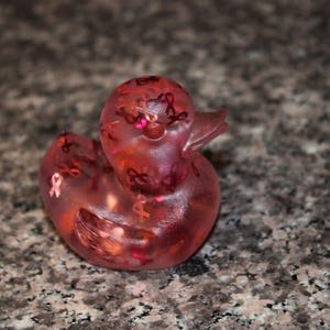 Große Brustkrebs Schleifenband Harz Jeep Enten Skulptur - Glitzer Quietscheente Geschenk