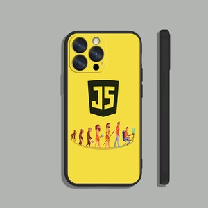 以下が含まれることがあります： 黒いJavaScriptロゴと、洞窟人からコンピューターに座っているコーダーまでのプログラマーの漫画の進化が描かれた黄色のiPhoneケース。ケースは黒い縁取りと、3つのレンズが付いた黒いカメラの盛り上がりがあります。