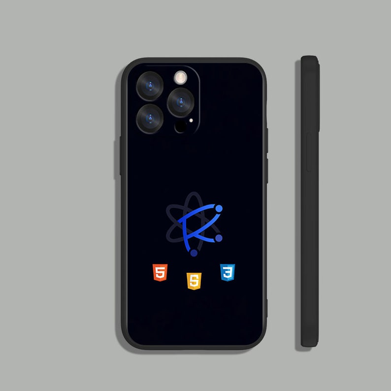 以下が含まれることがあります： 青と白の原子ロゴと「5 5 5 3」のテキストが書かれた黒い携帯電話ケース。