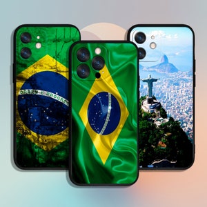 Könnte beinhalten: Drei iPhone-Hüllen mit unterschiedlichen Designs. Die erste Hülle zeigt ein verblasstes Bild der brasilianischen Flagge. Die zweite Hülle zeigt ein lebendiges Bild der brasilianischen Flagge. Die dritte Hülle zeigt ein Foto der Christus-Erlöser-Statue in Rio de Janeiro, Brasilien.
