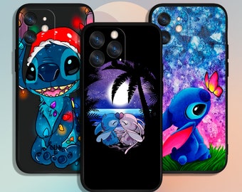 Könnte beinhalten: Drei verschiedene Handyhüllen mit Stitch aus Lilo & Stitch. Die erste Hülle zeigt Stitch mit einem Weihnachtsmann-Hut und umgeben von Weihnachtslichtern. Die zweite Hülle zeigt Stitch und Angel, die sich vor einer Palme und dem Mond küssen. Die dritte Hülle zeigt Stitch mit einem Schmetterling auf einem rosa und blauen Galaxie-Hintergrund.