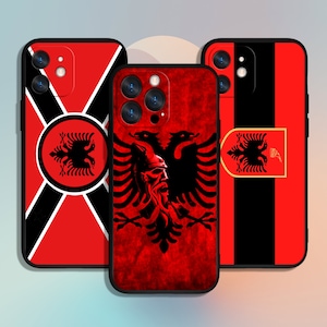 Könnte beinhalten: Drei verschiedene Handyhüllen mit dem albanischen Wappen. Die erste Hülle hat ein rot-schwarz-weißes Design mit einem stilisierten Adler in einem Kreis. Die zweite Hülle hat ein rot-schwarz-weißes Design mit einem stilisierten Adler mit Helm. Die dritte Hülle hat ein rot-schwarzes Design mit einem stilisierten Adler in einem Schild.
