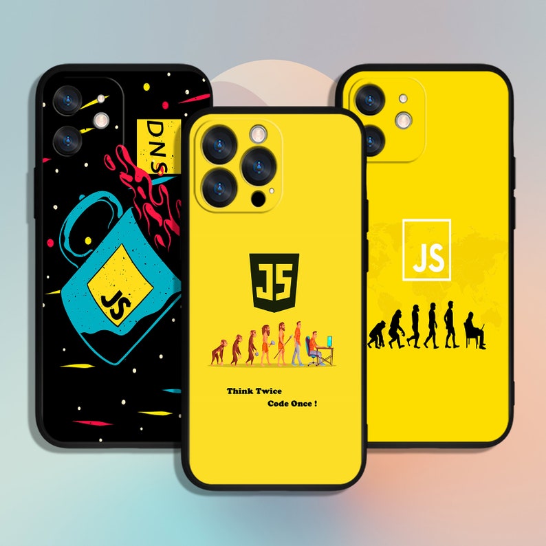 以下が含まれることがあります： 黄色、黒、青のカラーリングの異なる3つの携帯電話ケース。ケースには、JavaScriptロゴ、JavaScriptロゴ入りのコーヒーカップ、プログラマーの進化のグラフィックが描かれています。黄色のケースには「Think Twice Code Once！」の文字があります。