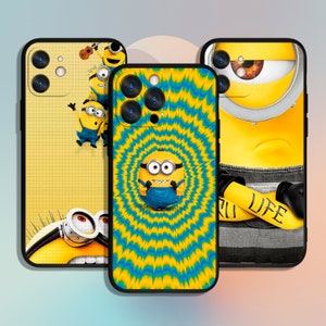Könnte beinhalten: Drei verschiedene Handyhüllen mit den Minions aus der Despicable Me-Reihe. Die erste Hülle hat ein gelbes und schwarzes Karomuster mit einem Minion, der eine Gitarre hält. Die zweite Hülle hat ein gelbes und blaues Wirbelmuster mit einem Minion in der Mitte. Die dritte Hülle hat einen gelben Minion mit einer blauen Latzhose und den Text "LIFE" unten.