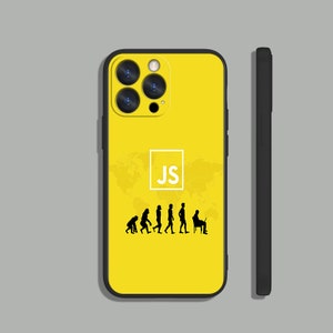 以下が含まれることがあります： 黒いカメラレンズと、ラップトップでコーディングしている人物で終わる人間の進化の黒いシルエットが描かれた黄色のiPhoneケース。ケースの中央には白い正方形の中に「JS」の文字が書かれている。