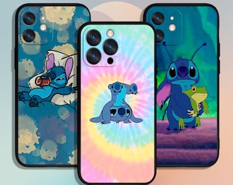 Könnte beinhalten: Drei verschiedene Handyhüllen mit einem blauen Comic-Charakter namens Stitch. Die erste Hülle hat einen blauen und weißen Aquarellhintergrund mit Stitch, der schläft. Die zweite Hülle hat einen Batik-Hintergrund mit Stitch, der Handstand macht. Die dritte Hülle hat einen blauen und grünen Hintergrund mit Stitch, der einen grünen Frosch hält.