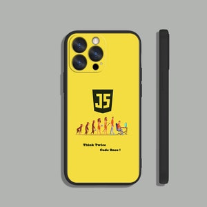 以下が含まれることがあります： 黒い縁取りと黒いカメラの突起が付いた黄色のiPhoneケース。ケースには「JS」の文字が書かれた白黒のロゴと、サルからコンピューターに座っている人までの進化を描いた漫画のイラストが描かれている。「Think Twice Code Once!」というテキストがイラストの下に印刷されている。