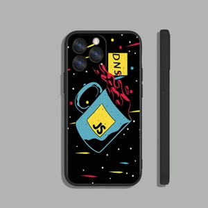 以下が含まれることがあります： 黒い電話ケースに、コーヒーカップがこぼれているカラフルなイラストが描かれています。カップには「JS」という文字が書かれており、ケースのステッカーには「DNS」という文字が見えます。背景は黒で、白い星が散りばめられています。