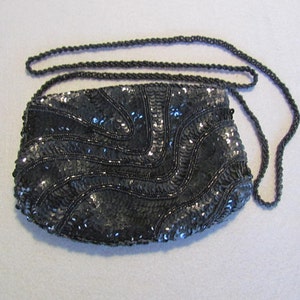 Bolsa de noite La Regale preta com lantejoulas e miçangas