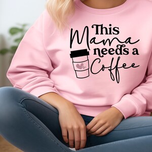 Esta mãe precisa de café, Cansada como mãe, Vida de mãe Svg, Camiseta de mãe Svg, Amantes de café Svg, Camiseta de fim de semana, Presentes para mãe, Arquivos de corte para Cricut