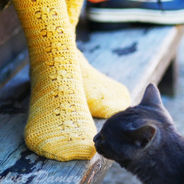 PATRON CROCHET - Chaussettes Marguerites - Explications en pdf pour crocheter des chaussette femme / grand enfant, dentelle facile