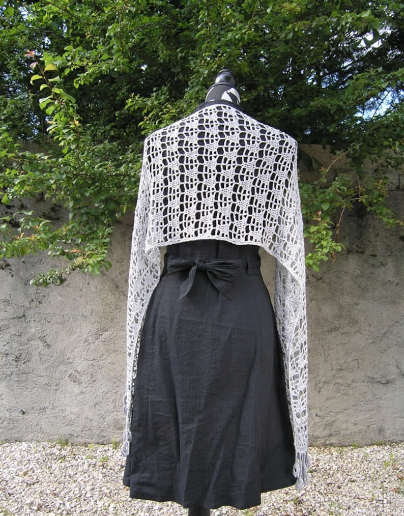 Solidaire stole étole solidaire, crochet pattern in pdf to make a lacy summer stole image 4