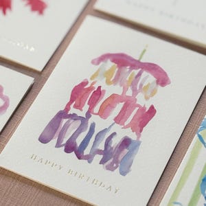Carte d'anniversaire gâteau peinte à la main, carte de voeux aquarelle joyeux anniversaire, carte de fête d'anniversaire de fille, carte intérieure vierge de voeux de famille