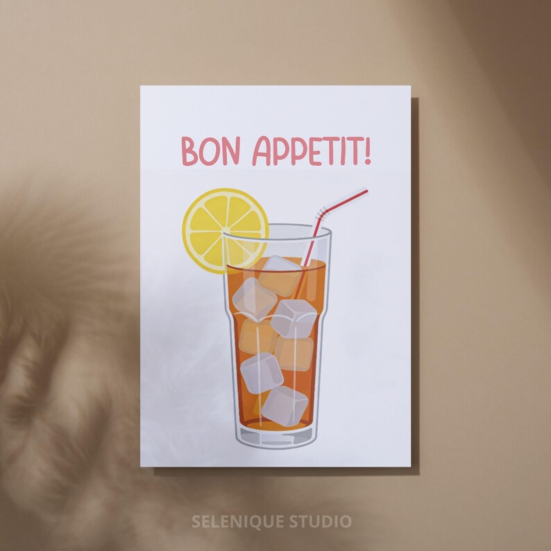 Puede incluir: Un estampado que presenta un refrescante t&eacute; helado con cubitos de hielo, una rodaja de lim&oacute;n y una pajita roja. Las palabras "BON APPETIT!" est&aacute;n escritas en rosa encima de la bebida. El estampado est&aacute; sobre un fondo blanco con el texto "SELENIQUE STUDIO" en la parte inferior.