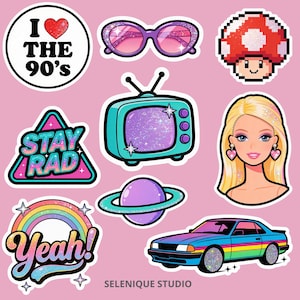 Op de afbeelding: Een verzameling kleurrijke stickers met retro-thema op een roze achtergrond. Ontwerpen omvatten een tv, zonnebril, een auto, een paddenstoel, een planeet, een regenboog en een Barbie-achtig personage. Tekst bevat "I ❤️ the 90's", "Stay Rad" en "Yeah!"