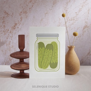 Puede incluir: Ilustraci&oacute;n de un tarro de pepinillos verdes con tapa gris. La ilustraci&oacute;n est&aacute; sobre un fondo blanco, con el texto "SELENIQUE STUDIO" en la parte inferior. Dise&ntilde;o minimalista.