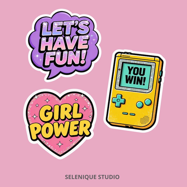 Op de afbeelding: Een verzameling stickers op een roze achtergrond. De stickers bevatten een paarse tekstballon met "LET'S HAVE FUN!", een gele handheld gameconsole met "YOU WIN!" en een roze hart met "GIRL POWER".