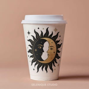 Pu&ograve; includere: Una tazza di caff&egrave; di carta bianca con coperchio bianco. La tazza presenta un'illustrazione nera e oro del sole e della luna con volti. Il testo "SELENIQUE STUDIO" &egrave; stampato sul fondo della tazza.