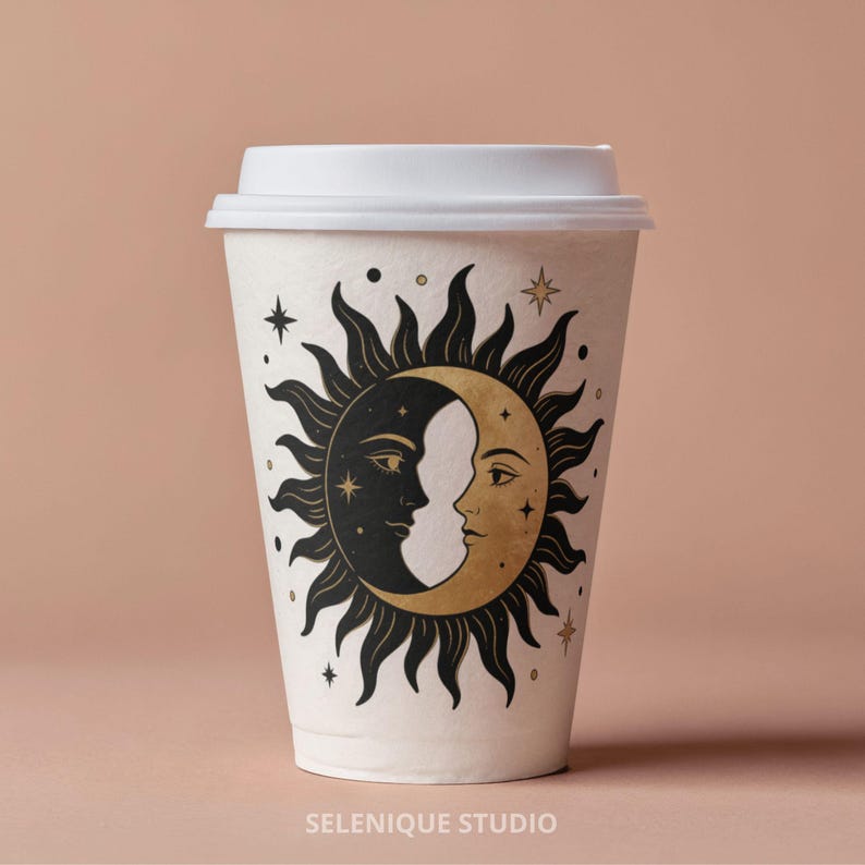 Pu&ograve; includere: Una tazza di caff&egrave; di carta bianca con coperchio bianco. La tazza presenta un'illustrazione nera e oro del sole e della luna con volti. Il testo "SELENIQUE STUDIO" &egrave; stampato sul fondo della tazza.