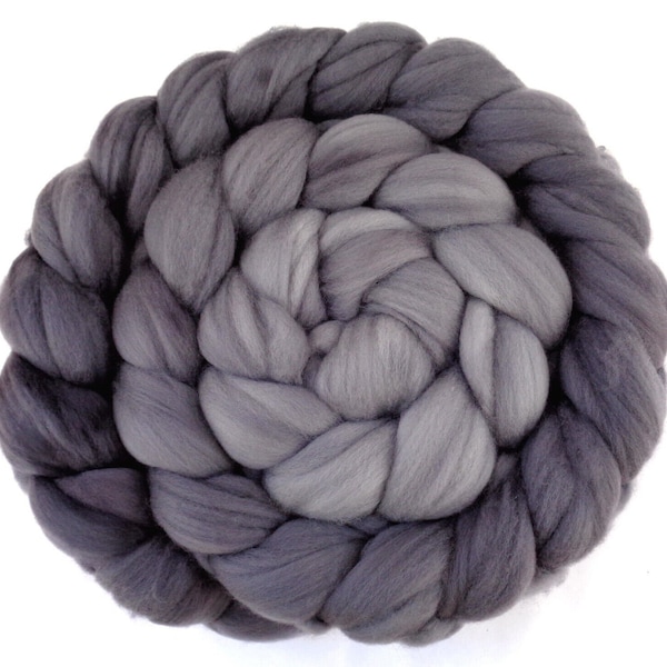 Graue Merino superwash handgefärbte Spinnwolle 18 Mikron, Spinnfaser Farbverlauf Grau Dunkelgrau, Webwolle ungesponnen, (239Euro/kg)