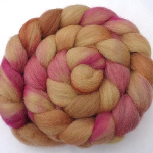 26 micron brazilian hand dyed wool roving variegated sand brown pink, combed top, unspun fiber for felting weaving spinning, 100g/3.5oz