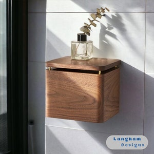 Soporte de papel higiénico de madera / Accesorios de baño hechos a mano con estante / Decoración única del hogar del rollo de tejido de montaje en pared / Soporte de tejido de baño