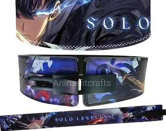Könnte beinhalten: Drei Gewichthebergürtel mit einem Solo Leveling Anime-Design. Die Gürtel haben einen schwarzen Hintergrund mit einer Charakterillustration in Blau-, Lila- und Weißtönen. Das Wort "SOLO" ist auf einem Gürtel und "SOLO LEVELING" auf einem anderen gedruckt.