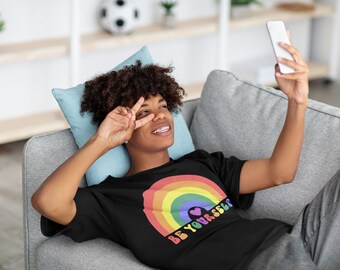 T-shirt LGBTQ+ Soyez vous-même pour les jeunes, soutenez l'égalité avec notre t-shirt unique Kids Pride - Encouragez votre enfant à briller de mille feux !