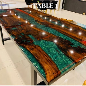 Mesa de río epoxi / Mesa de comedor de resina personalizada hecha a mano / Mesa de centro de resina / Mesa de cocina de río de madera de nogal de borde vivo