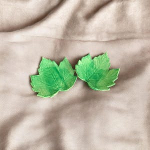 Leaf-shaped ceramic bowl