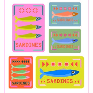 Puede incluir: Una colecci&oacute;n de etiquetas de sardinas coloridas y estilizadas. Las etiquetas presentan ilustraciones de peces en varios colores, incluyendo verde, naranja y azul, con la palabra "SARDINES" prominentemente mostrada. Las etiquetas est&aacute;n sobre fondos rosas, verdes, naranjas y amarillos.