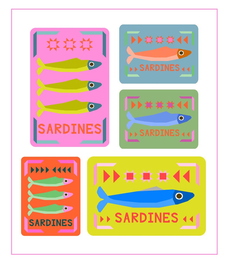 Puede incluir: Una colecci&oacute;n de etiquetas de sardinas coloridas y estilizadas. Las etiquetas presentan ilustraciones de peces en varios colores, incluyendo verde, naranja y azul, con la palabra "SARDINES" prominentemente mostrada. Las etiquetas est&aacute;n sobre fondos rosas, verdes, naranjas y amarillos.