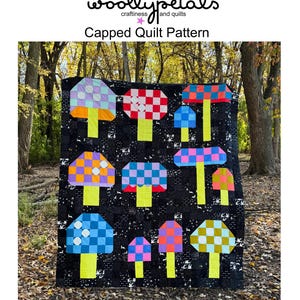 Pode incluir: Um edredom preto com desenhos de cogumelos coloridos. Os cogumelos têm chapéus xadrez em várias cores, incluindo azul, rosa e laranja, com caules amarelos. O edredom mede 183 cm x 213 cm e o tamanho do lançamento é 122 cm x 152 cm. O texto "woollypetals" e "Capped Quilt Pattern" são visíveis.