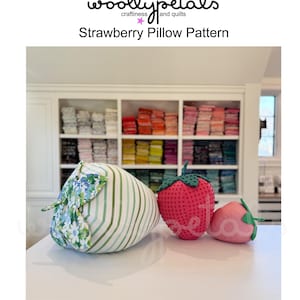 Wzór PDF na poduszkę truskawkową autorstwa woollypetals