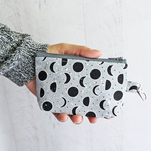 Estuche pequeño con llavero con fases lunares, práctico portadocumentos, bolsa con estampado lunar gris, regalos por menos de 15 dólares