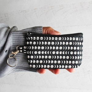 Bolsa negra con cremallera y estampado de fases lunares diminutas - Llavero con lunas negras - Portadocumentos pequeño