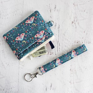 Monedero de identificación con diseño de polillas iluminadas por la luna en color verde azulado - Cartera de pulsera pequeña para mujer con estampado floral - Juego de cordón para llavero de muñeca