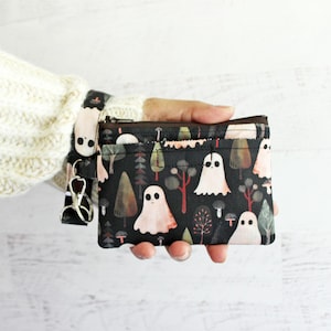 Cartera pequeña tipo muñequera con estampado de fantasmas de Cottagecore, portadocumentos y funda para tarjeta de identificación, color negro, con estampado de espíritus del bosque espeluznantes