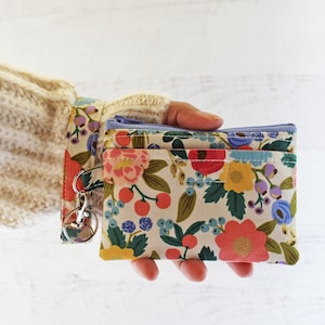 Estuche para identificación con diseño floral: ideas de regalo para ella: estuche para identificación con estampado de flores de colores / mini billetera de pulsera - bolso pequeño