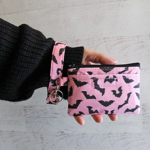 Portadocumentos con estampado de murciélago rosa y negro, minibilletera de pulsera, bolsa con cremallera, cordón para la muñeca, accesorios góticos pastel