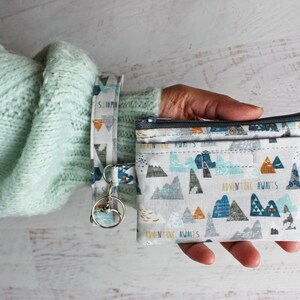 Estuche o funda para credencial de trabajo con diseño de montañas en gris: estuche pequeño con cremallera: artículo de viaje