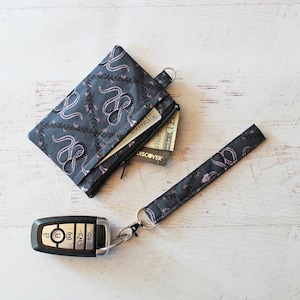 Serpientes - Ideas de regalos de brujas por menos de 25 dólares - Portadocumentos gris / Minicartera de pulsera - Estuche pequeño con cierre - Porta credencial de trabajo espeluznante
